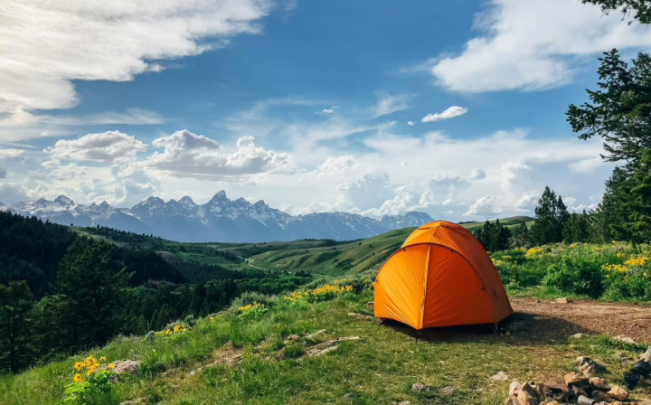 Klein kampeertentje in bergachtig landschap