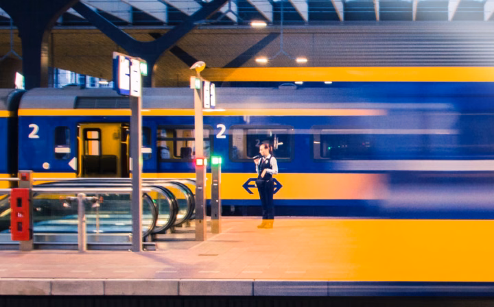 Trein van NS en conductrice op een station