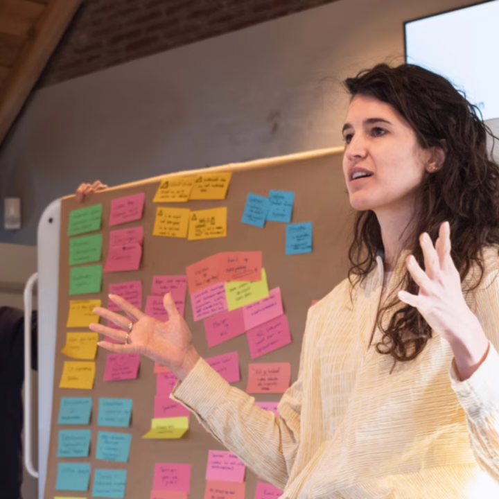 Lia presenteert haar idee tijdens een workshop
