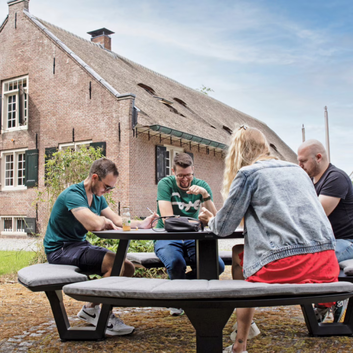 Buiten werken in de tuin, voor onze boerderij