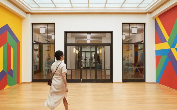 Woman walking through the Kunstmuseum