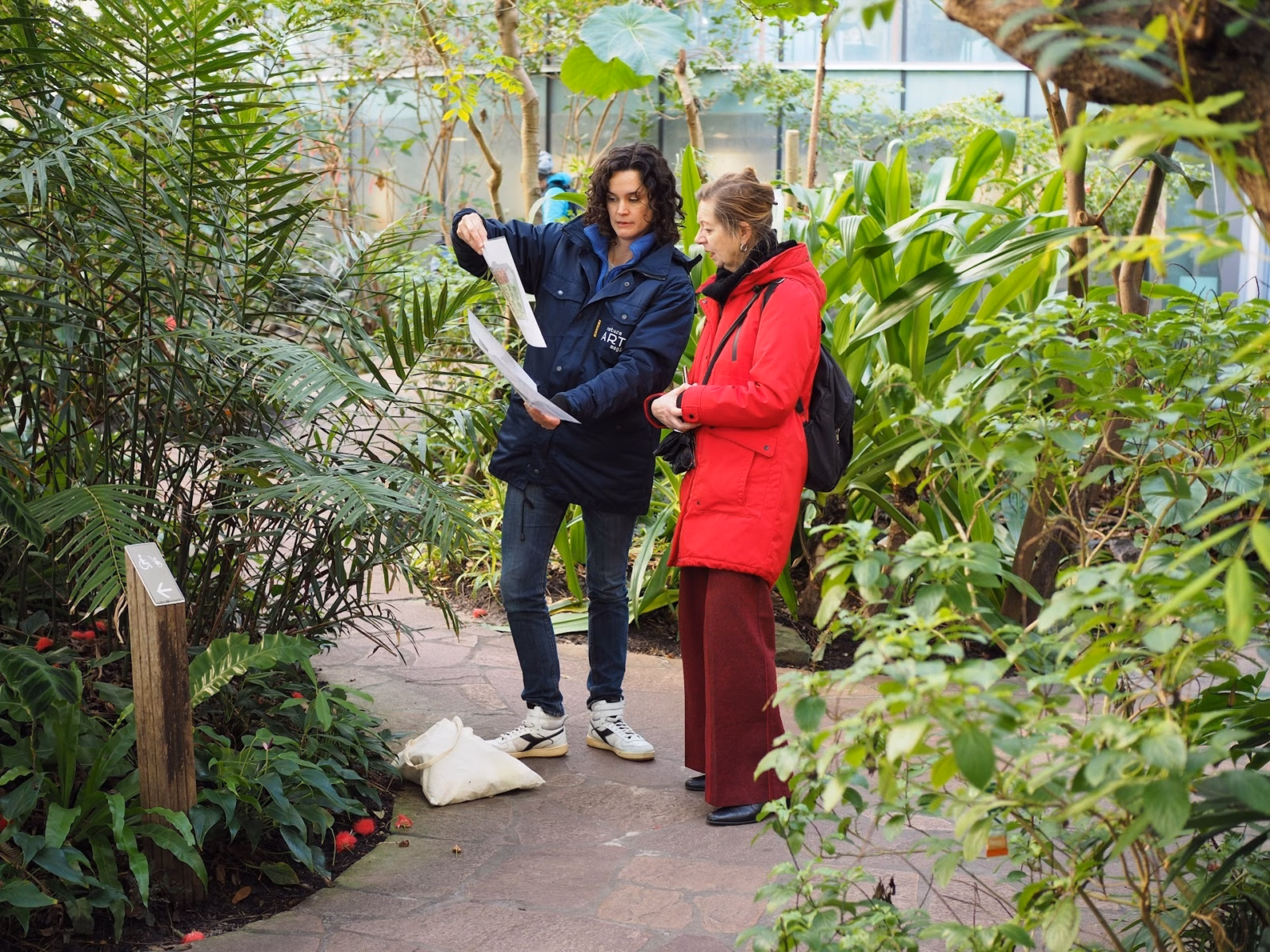 Valsplat researcher interviewing an ARTIS visitor about wayfinding.