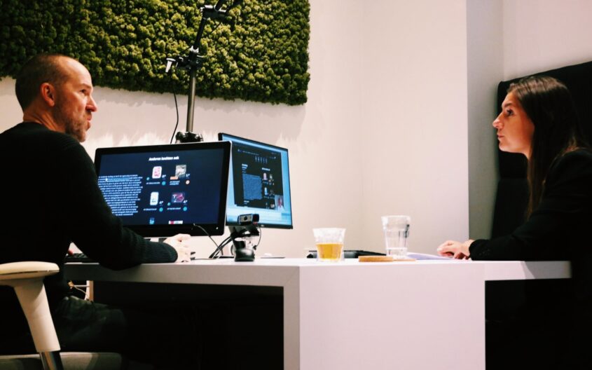 Richard sits on a table across our researcher Nina and talks about how he uses the internet
