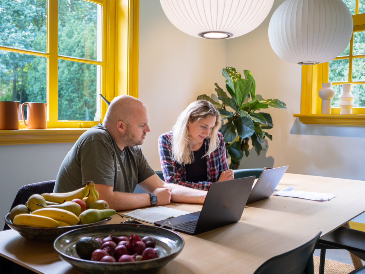 Jet en Bjorn reviewen designwerk