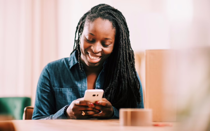 Vrouw gebruikt haar smartphone
