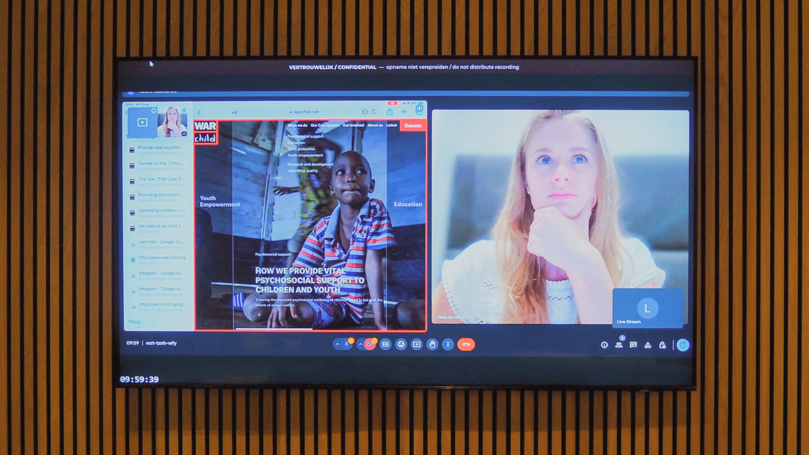 Foto van een televisiescherm die een onderzoek laten zien van de website van Warchild