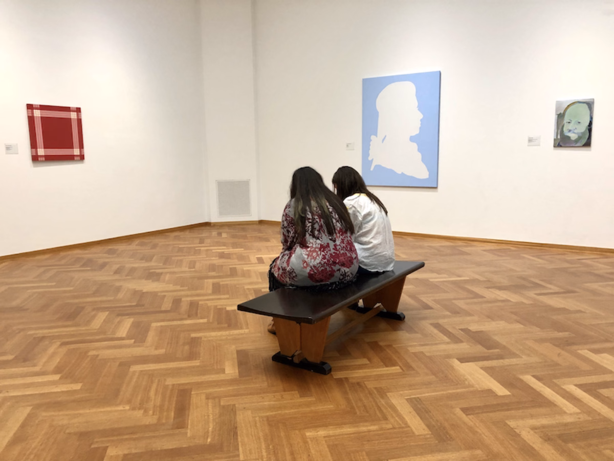 Two students sitting on a bench at the Kunstmuseum.