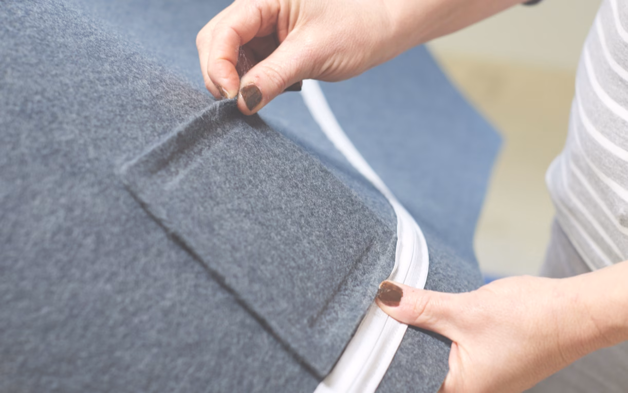 Materialen bekijken in de Auping ontwerpstudio