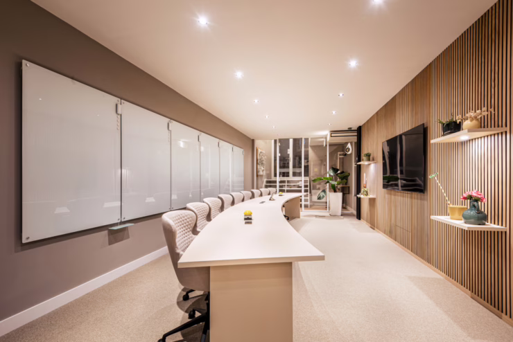 Meekijkruimte voor UX onderzoek, met groot tv-scherm en veel whiteboards