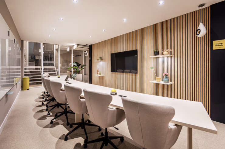 Meekijkruimte met fijne stoelen en een groot tv-scherm