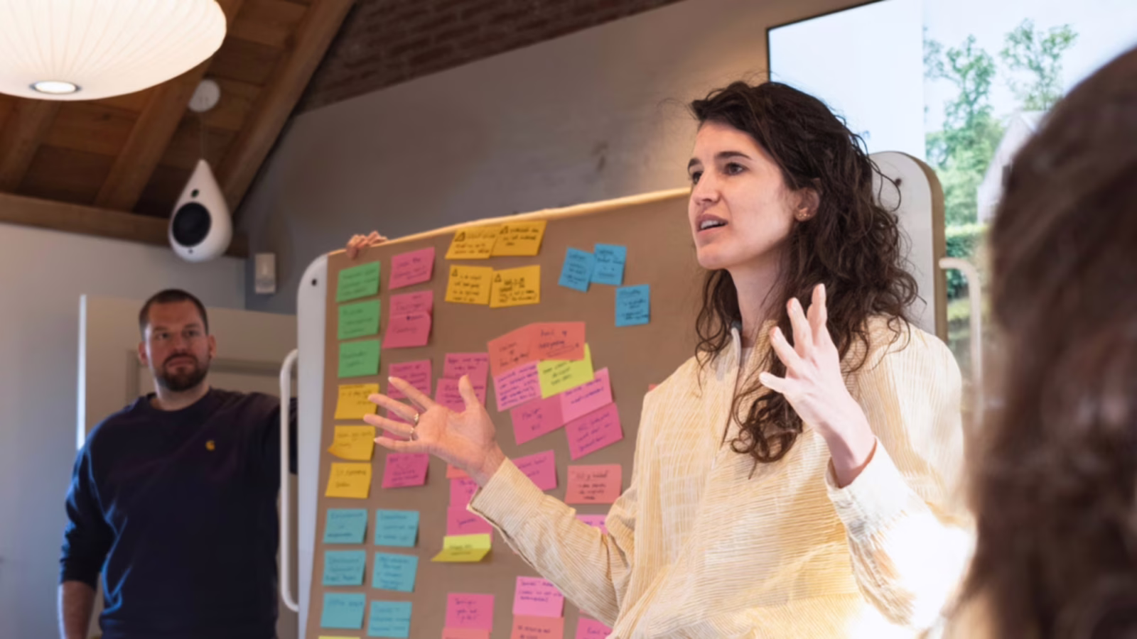 Lia presenteert een idee tijdens een workshop