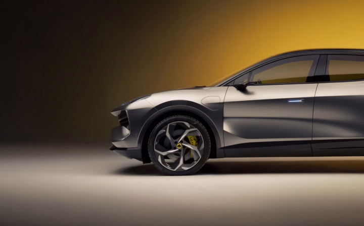 Zijaanzicht van de voorkant van een Lotus auto